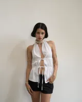 Top blanco de poplin con espalda semi descubierta y tiras regulables.