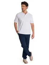 Remera tipo polo de manga corta color blanco, con cuello de punto acanalado y tapeta con botones. Presenta el logo de la marca CAT bordado en el pecho y un detalle de triángulo amarillo en la manga.