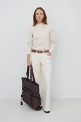 Polera de manga larga con cuello alto y detalle de volados en el borde. Confeccionada en tejido acanalado de textura suave y ajuste al cuerpo.