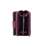 Billetera de tamaño mediano confeccionada en material símil cuero con textura granulada. Presenta un cierre principal, solapa frontal con broche a presión decorado con una flor en relieve y el logo de la marca XL aplicado en el centro.