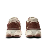 Championes urbanos New Balance modelo 9060, en tonos marrón y beige, confeccionados con capellada de malla y superposiciones de gamuza, con entresuela gruesa esculpida y el característico logotipo "N" en los laterales.