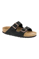 Sandalias Birkenstock Arizona negras de gamuza con plantilla contorneada de corcho y látex, suela de EVA y dos correas ajustables con hebillas de metal.