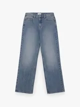 Jeans de tiro medio con corte recto desde la cadera hasta el bajo, de color celeste claro. Diseño clásico de cinco bolsillos con cierre de cremallera y botón metálico.