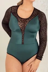Body de lycra satinada color petróleo con mangas largas y escote redondo de encaje elastizado negro.