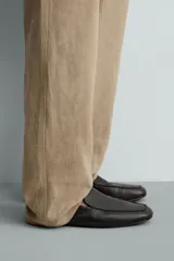 Mocasín casual de piel color negro, con acabado abatanado, corte liso con detalle de bordón y suela ultrafina.