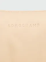 Cartera de hombro Longchamp modelo Looong en tamaño pequeño, confeccionada en cuero de color marrón oscuro. Presenta una silueta estructurada y minimalista con correa de hombro fija.