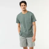 Pack de pijama corto para hombre de dos piezas, compuesto por una remera verde militar de cuello redondo con un bolsillo en el pecho, y un short a rayas verticales en tonos grises y blancos.