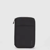 Porta pasaportes rectangular color negro con cierre perimetral y logo de la marca grabado en la parte inferior. Diseño minimalista y compacto para organizar documentación de viaje.