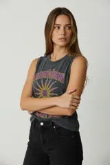 Musculosa de algodón color terracota, con cuello redondo a la base y estampa frontal con diseño de guitarra, alas y texto Rock & Roll 1974 en color dorado.