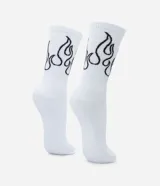 Par de medias de caña larga color blanco, confeccionadas en tejido de algodón, con estampado de llamas en color negro en la parte superior.