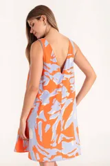 Vestido corto sin mangas con estampado abstracto en tonos naranja y celeste.
