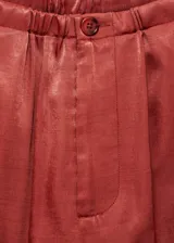 Pantalon de tiro alto con diseño recto y corte crop, confeccionado en tejido satinado fluido con cierre de cremallera y botón.