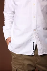 Camisa de manga larga para hombre, color blanco con finas rayas verticales azules, cuello button-down y corte regular.