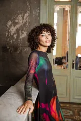 Vestido largo de jersey de licra con estampado abstracto en tonos fucsia, naranja, verde y negro. Diseño sin mangas con escote ojal en la espalda.