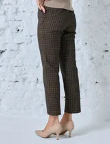 Pantalón recto de vestir con estampado geométrico en tonos marrón y negro.