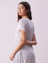 Camisón corto de tejido suave con estampado de leopardo en tonos grises y rosados, con escote redondo y mangas cortas.