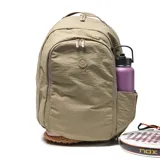 Mochila deportiva color verde oliva, confeccionada en material textil con acabado arrugado. Cuenta con compartimento principal amplio, bolsillo frontal con cierre, compartimento inferior independiente para calzado y tirantes ergonómicos ajustables. Incluye logo circular de la marca en el frente.