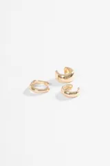 Set de tres aros tipo earcuff dorados de diseño abierto y minimalista.