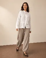 Pantalón gris de corte holgado, estilo jogger, con cintura elástica y cordón ajustable.