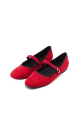 Ballerinas chatitas de gamuza color rojo, con tira en el empeine con hebilla metálica y ribete negro en el borde superior.