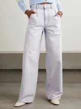 Pantalón de jean de pierna ancha y tiro medio, color lila claro, confeccionado en algodón orgánico.