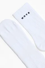 Pack de tres pares de medias deportivas blancas de caña media, confeccionadas en punto acanalado con tecnología DryMove. Presentan el texto "MOVE" bordado en negro en la parte superior y secciones de ventilación en malla.