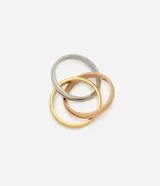 Anillo de diseño entrelazado con acabado mixto en tonos dorado y plateado, confeccionado en acero.