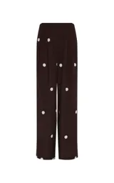 Pantalón de vestir marrón con estampado de lunares blancos, de tiro alto y corte ancho.