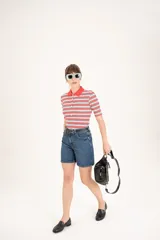 Mocasines negros de cuero, con textura de piel de reptil en los laterales y empeine liso con detalle de tira horizontal. Tienen un tacón bajo de aproximadamente 2 cm.