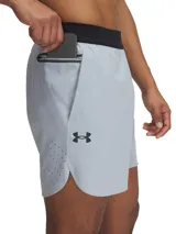 Short deportivo Under Armour Vanish Elite, color gris claro, con aberturas laterales en el dobladillo, perforaciones láser para ventilación y logo de la marca en el muslo derecho.