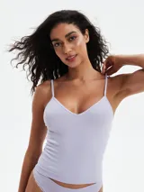 Musculosa sin costuras color lila claro, con escote en V y tirantes finos ajustables.