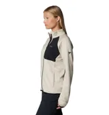 Campera técnica de mujer con cierre frontal completo, confeccionada en tejido transpirable de secado rápido. Presenta cuello alto, bolsillo con cierre en el pecho en contraste de color, y puños con orificios para los pulgares. El diseño incluye ribetes elásticos en puños y dobladillo para mayor ajuste.