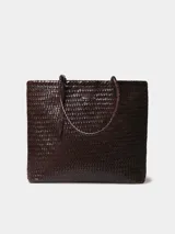 Bolso tipo shopper elaborado en cuero trenzado de color marrón, con asas de hombro trenzadas y bolsillo interior con cremallera.