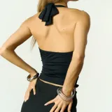 Top amarillo pálido con escote halter y abertura en el centro del busto.