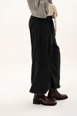Pantalon de corte holgado y estilo relajado, confeccionado en color negro, con cintura elástica y cordón ajustable.