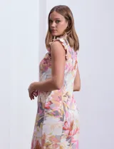 Vestido midi de crepe con estampado floral, cuello redondo con volados, sin mangas, cintura entallada y cierre invisible en la espalda.