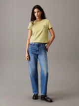 Remera color verde claro de corte slim, cuello redondo y mangas cortas. Presenta el logo de Calvin Klein Jeans estampado en el pecho.