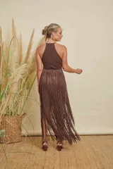 Vestido midi de color chocolate con cuello halter y diseño completamente cubierto de flecos largos que aportan movimiento.