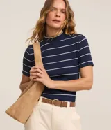 Blusa de ribana de corte ajustado, color azul marino con finas rayas horizontales blancas. Presenta cuello alto redondo y mangas cortas.