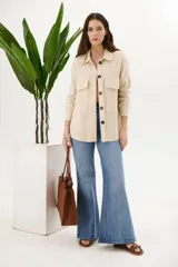 Sobrecamisa azul con cuello clásico, cierre frontal con botones y bolsillos de parche en el pecho.