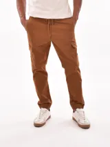 Pantalón jogger color marrón con bolsillos cargo, cintura elástica ajustable con cordón y puños elásticos.