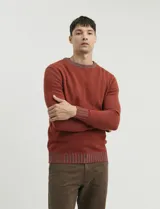 Sweater de punto en tono terracota con cuello redondo, puños y ruedo acanalados en contraste con rayas verticales grises.