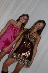 Vestido corto azul metalizado con diseño cut-out, argolla central en el busto, tirantes halter y falda con volado en el ruedo.