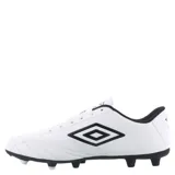 Championes de fútbol Umbro modelo Classico II HG para hombre, con capellada sintética blanca y detalles en negro. Poseen suela con tapones diseñada para superficies de césped natural firme y cierre mediante cordones.