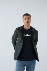 Campera verde oscuro con capucha ajustable, cierre frontal y bolsillos laterales. Tiene mangas largas y logo estampado en el pecho.