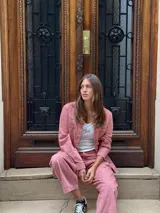 Chaqueta de jean azul, de corte entallado, con cuello camisero, cierre frontal con botones y bolsillos delanteros con solapa.