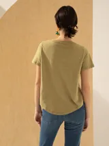 Remera verde oliva de corte holgado con escote en V y mangas cortas.