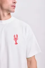 Remera blanca de manga corta con estampa de langosta roja en la espalda.