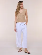 Pantalón crop de algodón y rayón, color beige, con pretina elástica con cordón de ajuste, bolsillos frontales aplicados y corte recto.