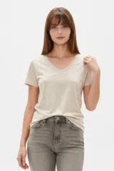 Remera de algodón manga corta, corte holgado y escote en V.